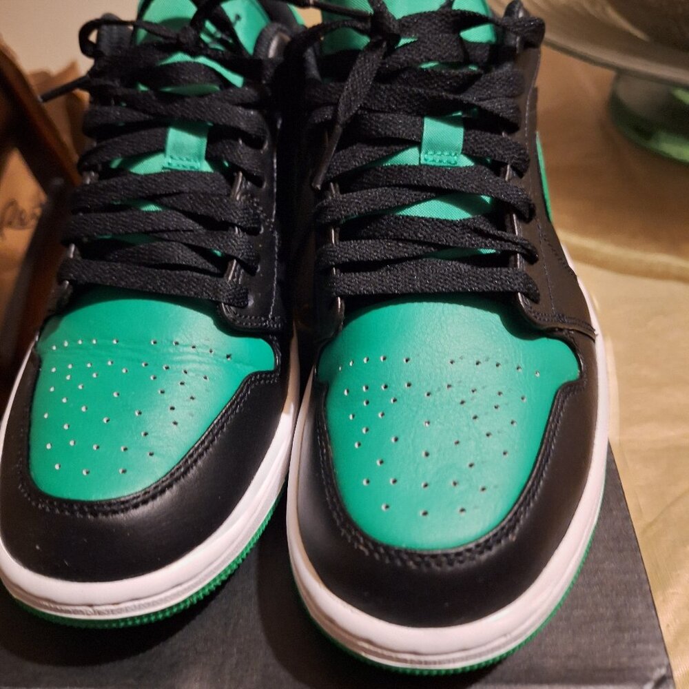 JORDAN DUNKS IN GREEN AND BLACk.